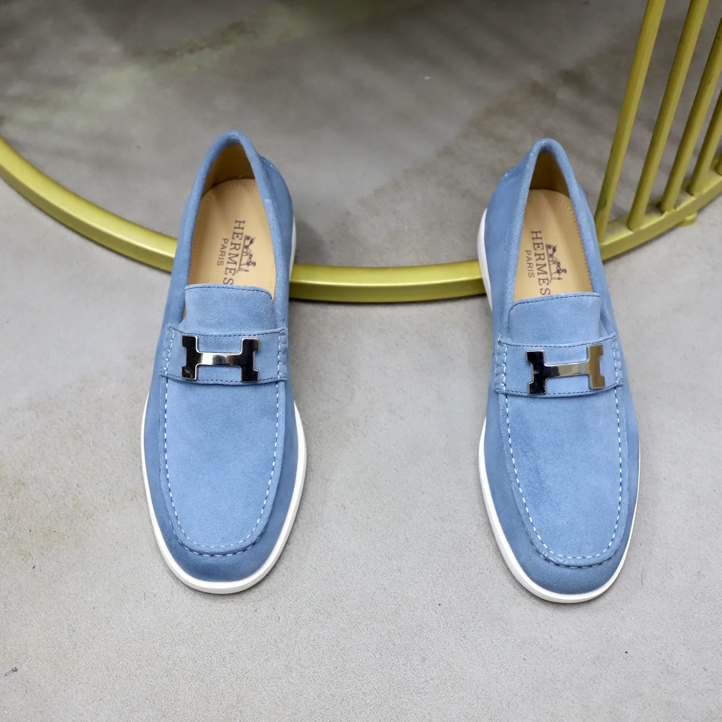 Ex-factory price: 540💰Hermès/Hermès slip-on men's shoes. This shoe is made of imported cow suede leather, with simple and smooth lines, and a 3CM rubber foam ultra-light sole combined with aerodynamic design! Youthful and fashionable, H button decoration, contrasting leather embellishment on the heel, calf lining to gently wrap your feet, with embossed logo cowhide feet, leather rock strips, casual and urban style, highlighting youthful vitality, sports and leisure version, super versatile Size number: 38-39-40-41-42-43-44 Standard leather shoe size (45 can be customized but does not support returns)
